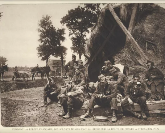 Pendant la relève française, des soldats belges sont au repos sur la route de Furnes a Ypres (Juin 1917)